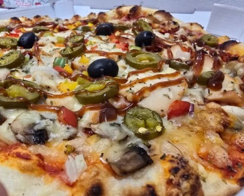 La Diabolique, pizza du mois : chorizo, poulet, champignons, poivrons, oignons rouges, jalapeños et sauce barbecue